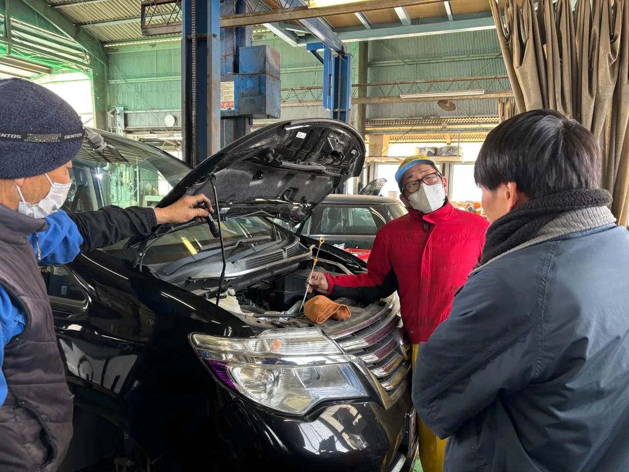 整備作業しているスタッフ