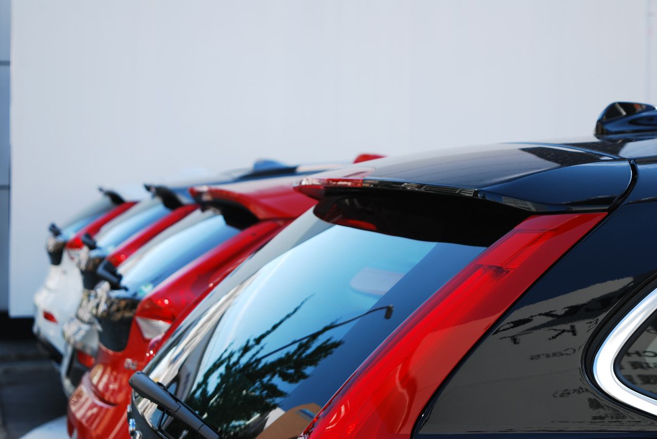 新車が並んでいる様子